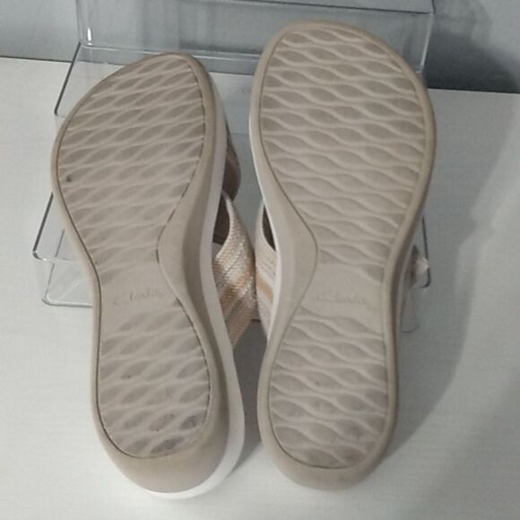 Clarks Cloudsteppers Women's Cream‎ and Tan Sandals - Picture 8 of 11